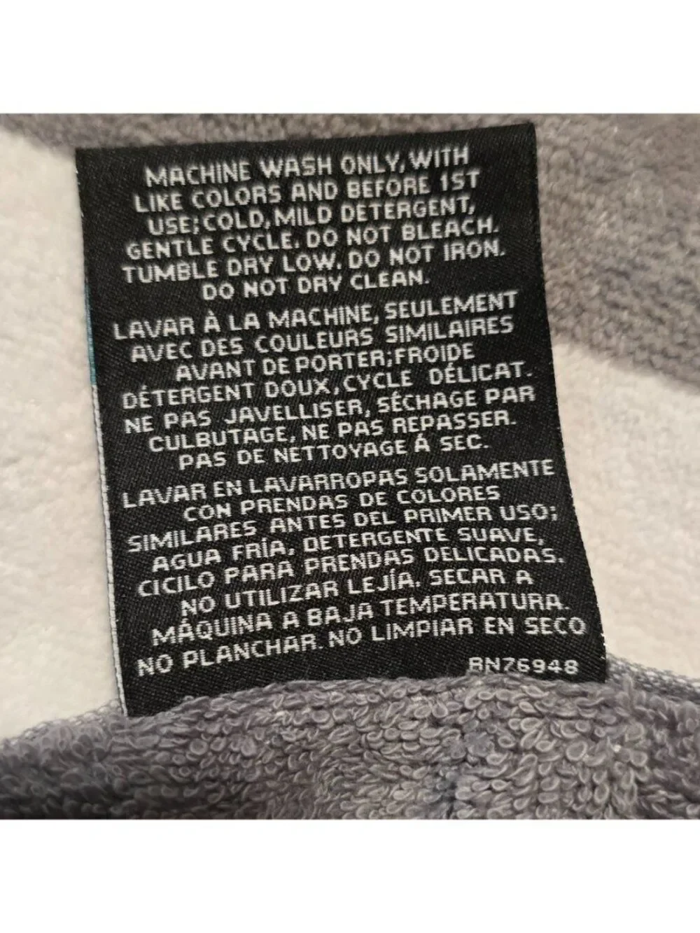Vera Wang Striped Bath Towel 66x35 Grey & White Plush Absorbent beach towel
